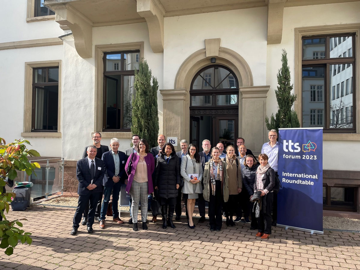 Gruppenfoto der Teilnehmenden des International Roundtabels im tts Headquaters Heidelberg