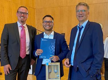 Der Preistäger des Digital Workplace Awards Norman Wetzel gemeinsam mit Prof. Dr. Andreas Rausch (links) und Dr. Rolf Zajonc, Geschäftsführer bei tts (rechts)