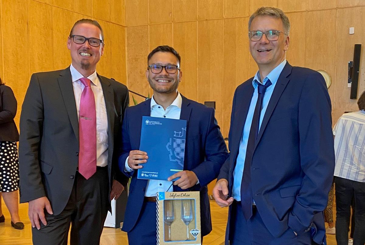 Der Preistäger des Digital Workplace Awards Norman Wetzel gemeinsam mit Prof. Dr. Andreas Rausch (links) und Dr. Rolf Zajonc, Geschäftsführer bei tts (rechts)